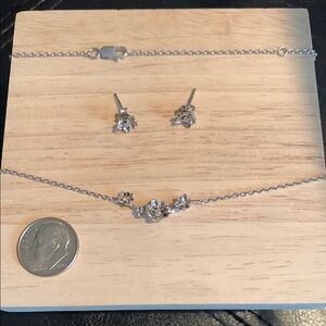 Brilliant Earth silver Magnolia pendant and earrings in excellent condition